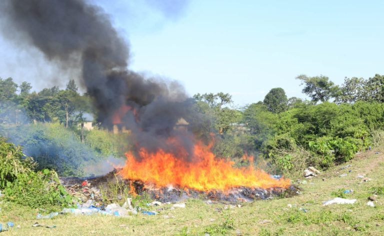 DCEA KANDA YA KASKAZINI YATEKETEZA GUNIA 21 ZA BANGI KAVU KATIKA DAMPO LA “MAJI YA CHAI” ARUMERU