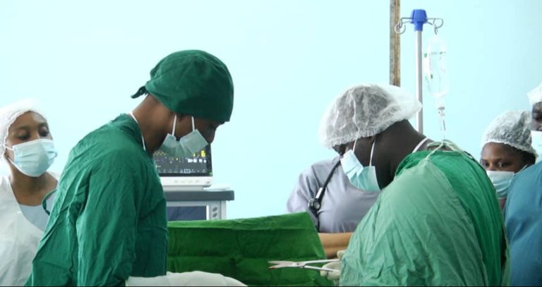 WANANCHI WA LIWALE WAMSHUKURU RAIS WA JAMHURI YA MUUNGANO KWA KUWAPELEKEA MADAKTARI BINGWA.
