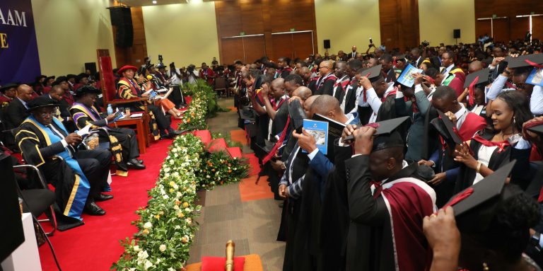 MKUU WA CHUO KIKUU CHA DAR ES SALAAM DKT. JAKAYA MRISHO KIKWETE AONGOZA MAHAFALI YA 54  YA CHUO HICHO UKUMBI WA MLIMANI CITY