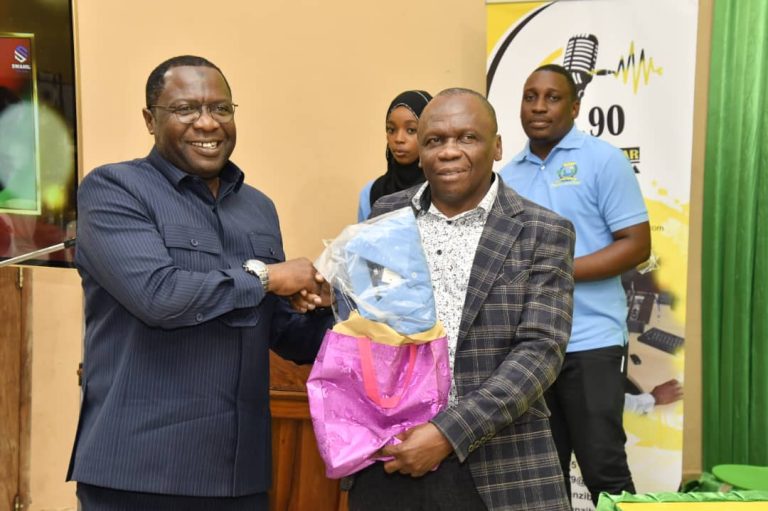 KITWANA AWATAKA WAANDISHI WAHABARI CHIPUKIZI KUCHANGAMKIA FURSA ZA KUSHINDANIA TUZO
