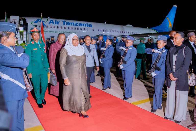RAIS SAMIA AWASILI NCHINI AFRIKA KUSINI, KUHUDHURIA KUAPISHWA KWA RAIS RAMAPHOSA
