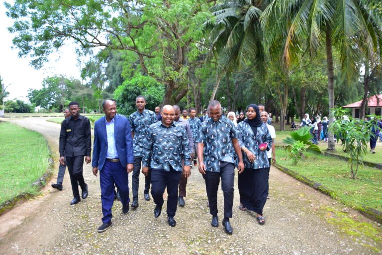 NAIBU WAZIRI KHAMIS AHIMIZA WANAFUNZI KUTUNZA MAZINGIRA