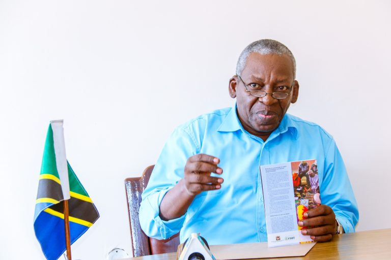 MKUU WA MKOA WA RUKWA AAGIZA VIKUNDI VYA HUDUMA ZA FEDHA MKOANI RUKWA KUJISAJILI