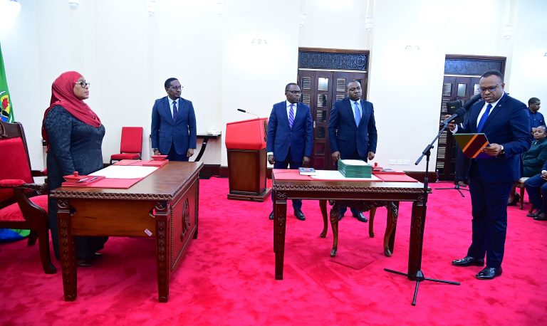 RAIS SAMIA AWAAPISHA VIONGOZI MBALIMBALI IKULU CHAMWINO MKOANI DODOMA 