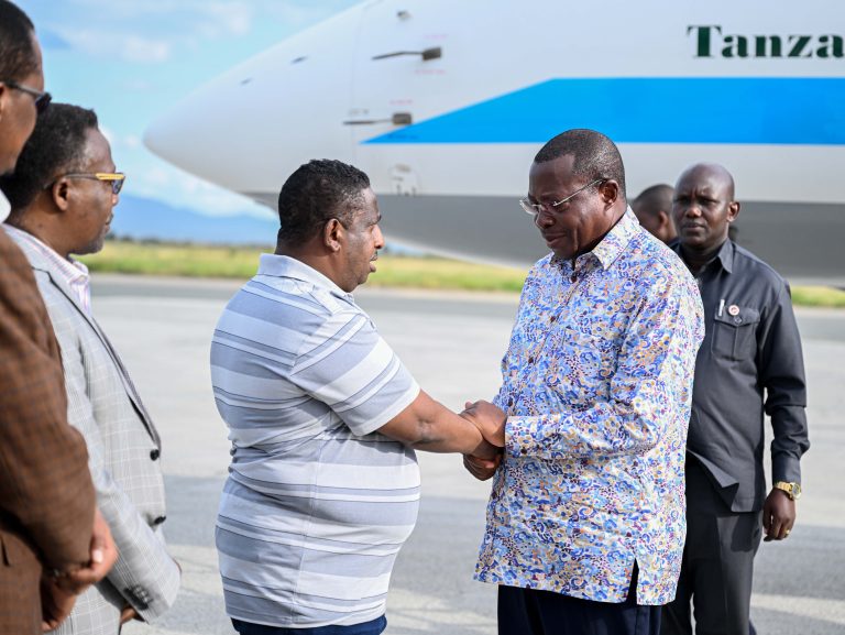 MAKAMU WA RAIS AKIWAFARIJI VIONGOZI MKOA WA KILIMANJARO KUFUATIA KIFO CHA RAS NZUNDA