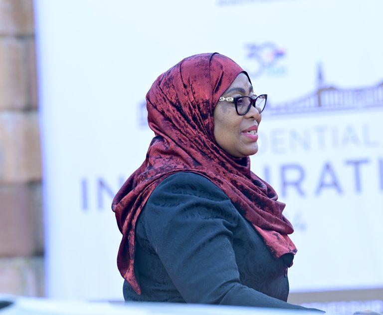 RAIS SAMIA AWASILI JENGO LA UMOJA KUHUDHURIA UAPISHO WA RAMAPHOSA