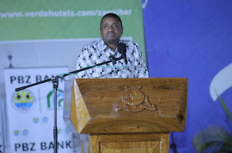USHIRIKIANO TIMU YA BARAZA LA WAWKILISHI NA  ARUSHA WAZEE  CLUB UNA FURSA NYUNGI ZA KUJIFUNZA