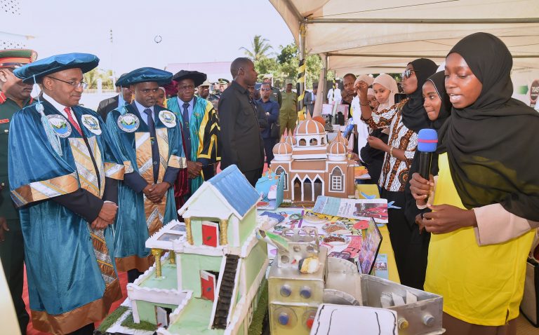 RAIS WA ZANZIBAR DK.HUSSEIN MWINYI AMTAWAZA KUWA MWENYEKITI WA KIGODA CHA TAALUM CHA SHEIKH ABEID AMANI KARUME