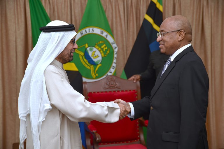 RAIS WA ZANZIBAR MHE.DK.HUSSEIN MWINYI AMEKUTANA NA KUZUNGUMZA NA MWENYEKITI WA KAMATI YA ULINZI YA UAE IKULU ZANZIBAR