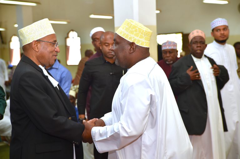 RAIS WA ZANZIBAR ALHAJJ DK.HUSSEIN MWINYI AJUMUIKA NA WAUMINI WA DINI YA KIISLAM KATIKA IBADA YA SALA YA IJUMAA MASJID MUSHAWAR MUEMBESHAURI ZANZIBAR.