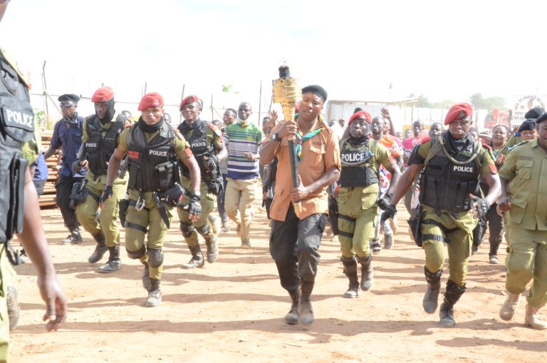 KIONGOZI WA MBIO ZA MWENGE WA UHURU MWAKA 2024 AMTAKA MKANDARASI WA MRADI WA MAJI MAKONDE KUONGEZA KASI YA UJENZI WA MRADI HUO
