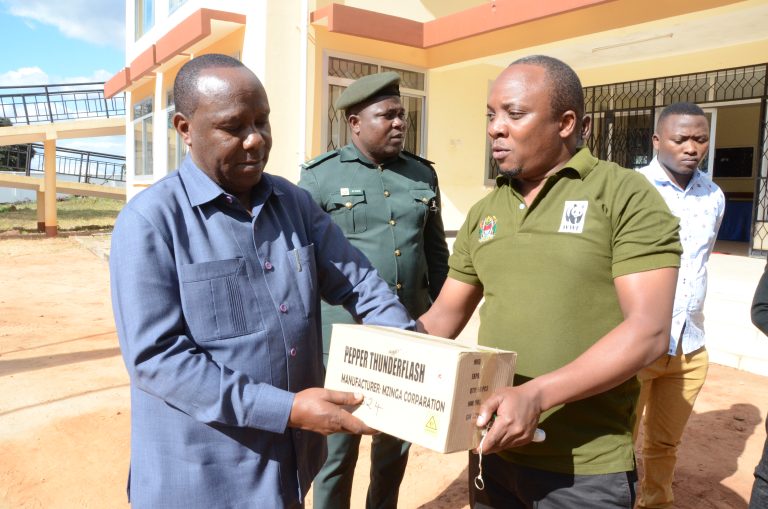 WWF YAIPIGA JEKI SERIKALI,YATOA MSAADA WA VIFAA MBALIMBALI KWA AJILI YA KUKABILIANA NA WANYAMAWAKALI NA WAHARIBU
