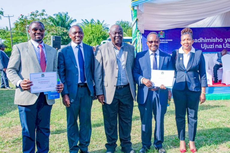 WAHADHIRI NELSON MANDELA WATUNIKIWA VYETI KWA KUCHAPISHA TAFITI ZA KIMATAIFA