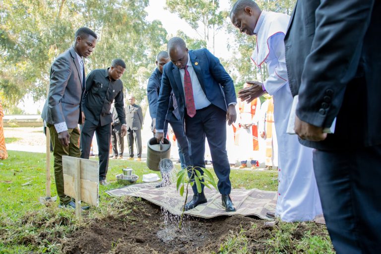 NAIBU WAZIRI MKUU MGENI RASMI HAFLA YA KUWEKWA, WAKFU CHUNGAJI ROBERT PANGANI KANISA LA MORAVION JIMBO KUU LA MBEYA