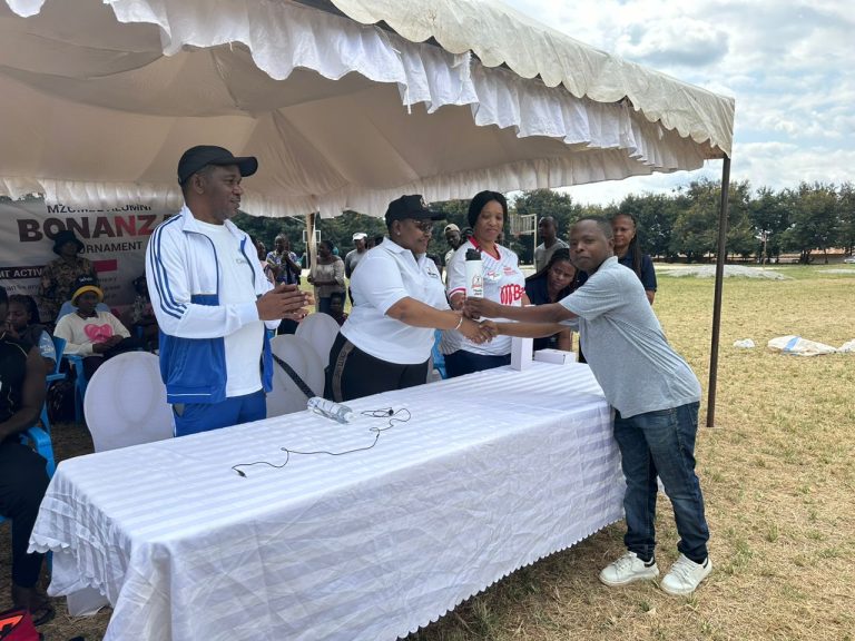 WAHITIMU CHUO KIKUU MZUMBE WAAHIDI KUJENGA VYOO SHULE YA MSINGI MZUMBE