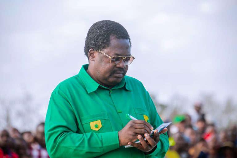 KATIBU MKUU WA CCM AZUNGUMZA NA WANANCHI WA KISONGO ARUMERU