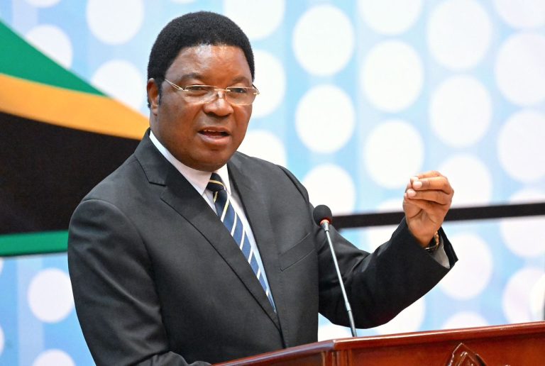 MAJALIWA AWATAKA WATUMISHI WA SERIKALI KUACHA URASIMU KATIKA KUWAHUDUMIA WANANCHI.