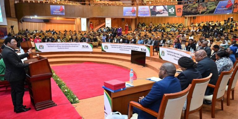 MAJALIWA: RAIS DKT. SAMIA AMEDHAMIRIA KUFIKISHA MAENDELEO KWA WOTE