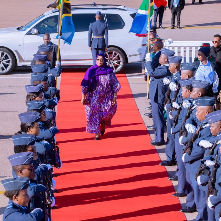 RAIS SAMIA AWASILI JIJINI DAR ES SALAAM AKITOKEA AFRIKA KUSINI