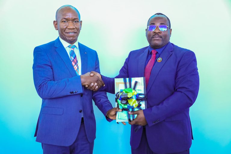 DKT. HASSAN ABAS AWAONGOZA WATUMISHI KUMPOKEA NAIBU KATIBU MKUU MABULA