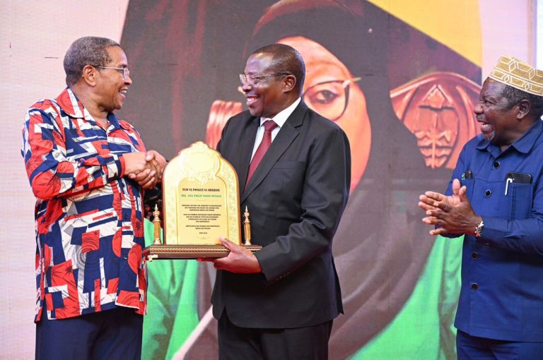 MAKAMU WA RAIS AONGOZA HARAMBEE YA UJENZI WA JENGO LA KITEGAUCHUMI LA CCM PWANI
