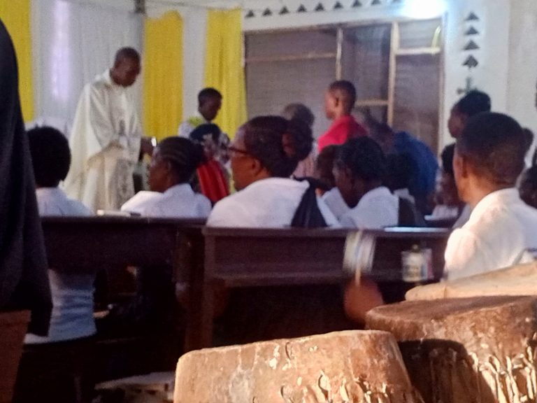 UNAPOMPOKEA YESU WA EKARISTI TAKATIFU TUWE TUMEJIANDAA-PADRI MASANJA