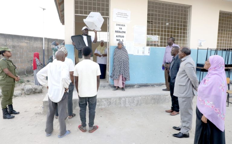 WANANCHI KWAHANI WAJITOKEZA KUPIGA KURA, MWENYEKITI INEC ANENA