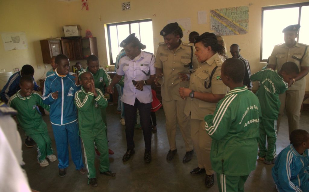 KUELEKEA SIKU YA MTOTO WA AFRIKA POLISI WAWAKUMBUKA WATOTO WENYE USONJI.