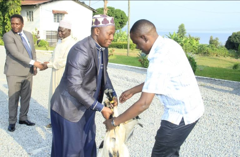 RC MTAMBI APOKEA NA KUKABIDHI MKONO WA EID KWA KITUO CHA KULEKEA WATOTO AL-JAZEERA