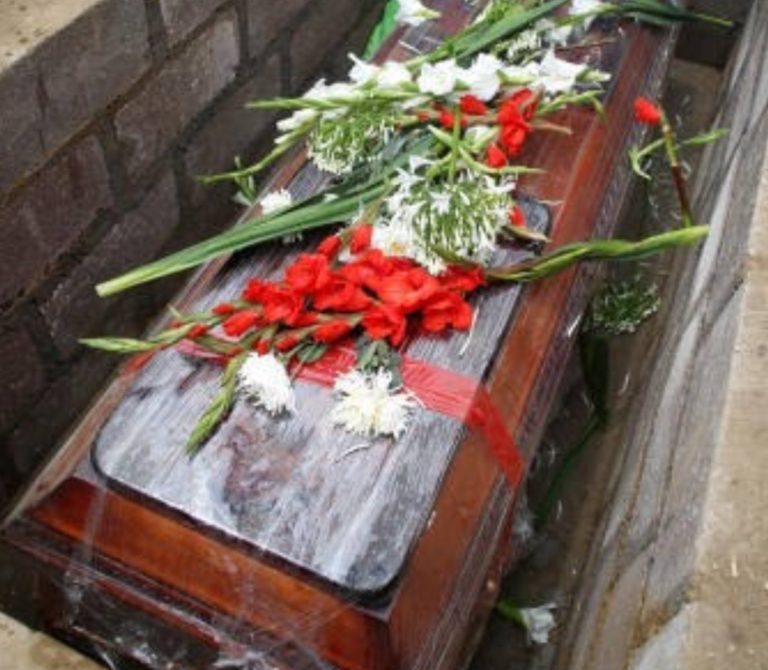 JENEZA LAKATAA KUSHUKA KABURINI KUFUATIA KESI YA MAUAJI