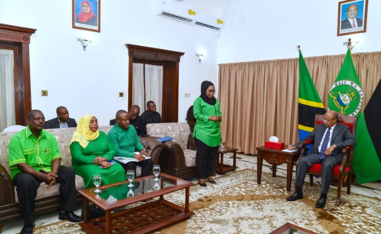 RAIS WA ZANZIBAR MHE.DK.HUSSEIN MWINYI AZUNGUMZA NA KATIBU MKUU WA UWT IKULU ZANZIBAR