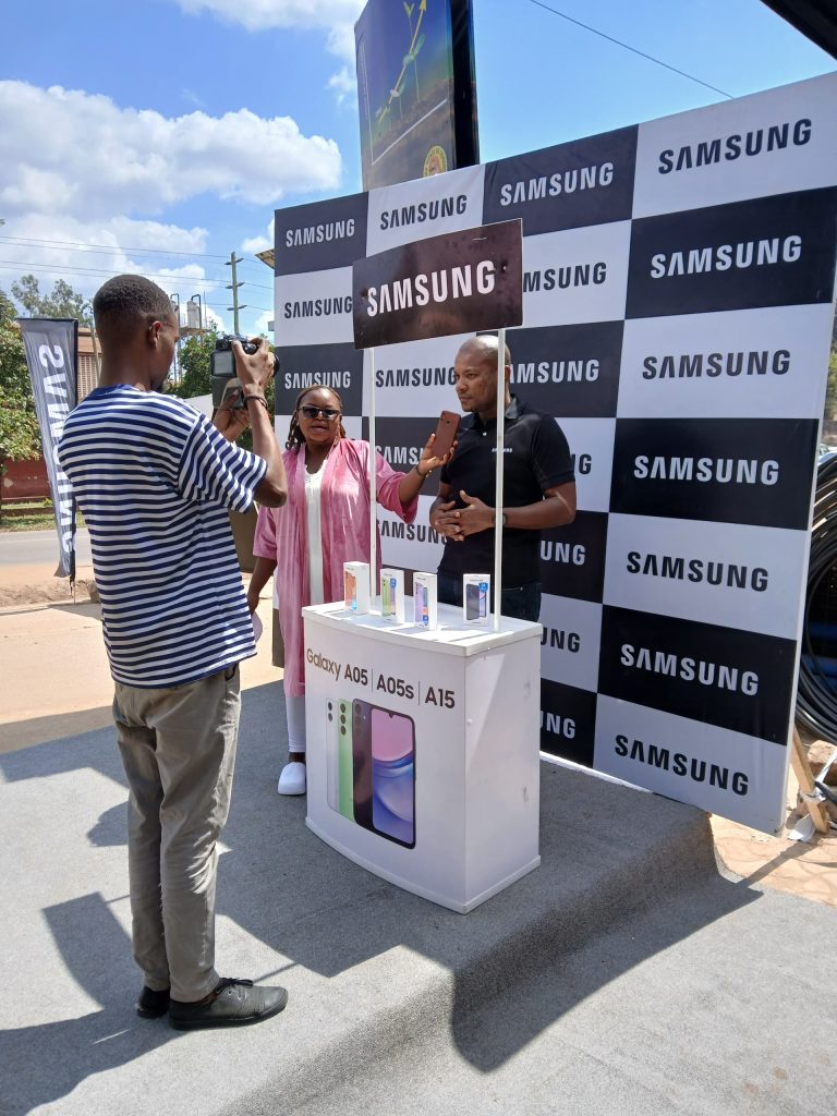WAKAZI WA MOROGORO NA TANGA WAFIKIWA NA KAMPENI YA ‘SAMSUNG KIBINGWA’