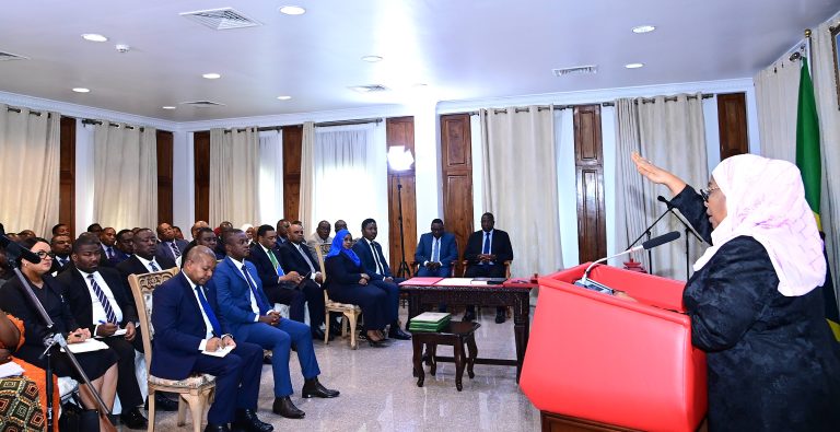 RAIS DKT. SAMIA AWAAPISHA VIONGOZI MBALIMBALI IKULU NDOGO ZANZIBAR