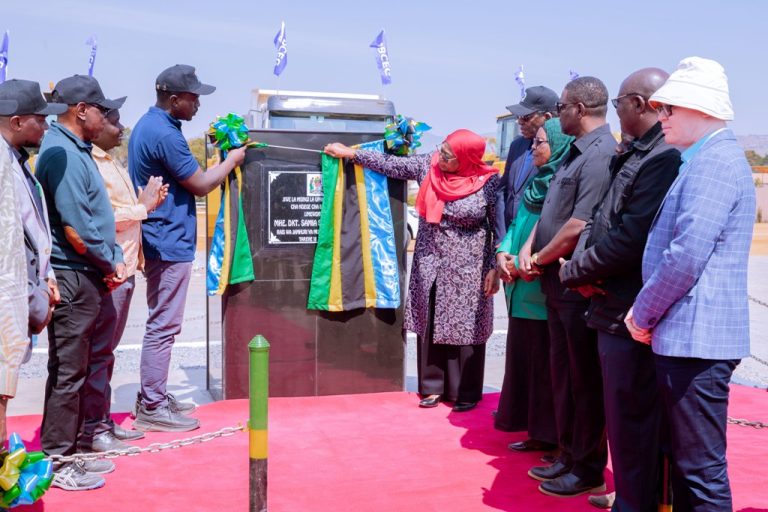 RAIS DKT. SAMIA  AWEKA JIWE LA MSINGI UPANUZI NA UKARABATI KIWANJA CHA NDEGE SUMBAWANGA NA KUZINDUA MIRADI MBALIMBALI