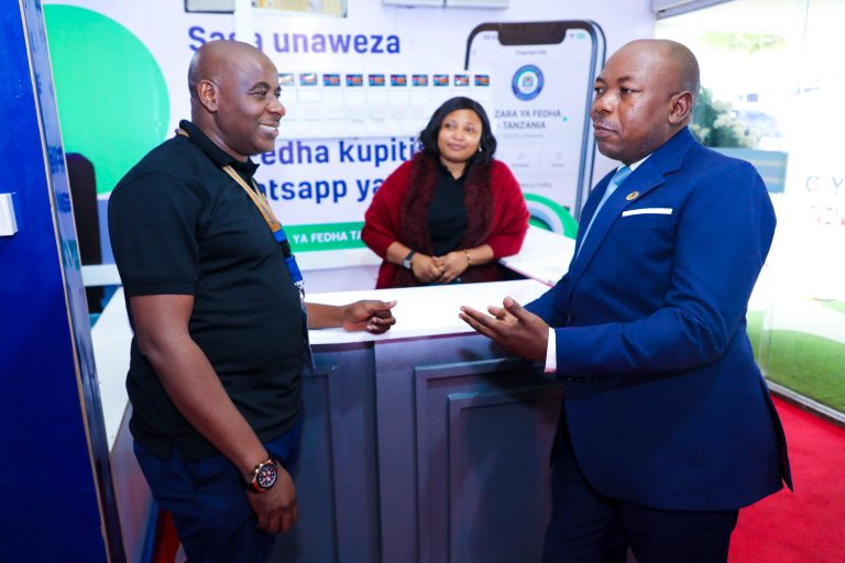 UMAHIRI WA MAAFISA WAWAKOSHA VIONGOZI WALIOTEMBELEA BANDA LA WIZARA YA FEDHA-SABASABA