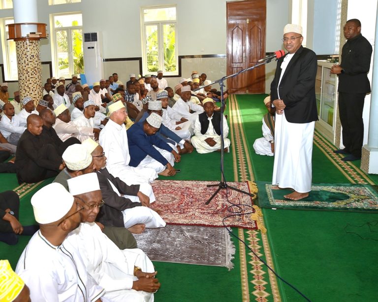 RAIS WA ZANZIBAR ALHAJJ DK.HUSSEIN ALI MWINYI AMEJUMUIKA NA WANANCHI KATIKA SALA YA IJUMAA MSIKITI WA KILIMANI ZANZIBAR