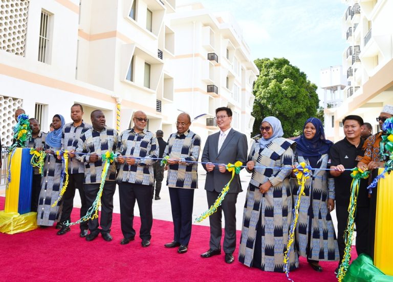 RAIS WA ZANZIBAR DKT. MWINYI AMEFUNGUA NYUMBA ZA MADAKTARI HOSPITALI YA ABDALLAH MZEE MKOANI PEMBA