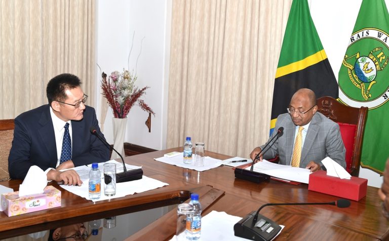 RAIS WA ZANZIBAR DKT. MWINYI AZUNGUMZA NA UJUMBE KUTOKA JIMBO LA SHANDONG CHINA IKULU ZANZIBAR.