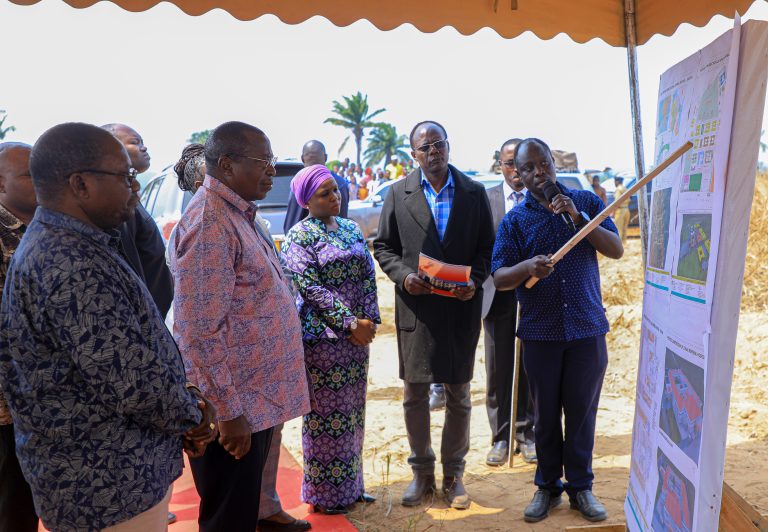 MAKAMU WA RAIS AKAGUA ENEO LA UJENZI HOSPITALI YA KANDA YA MAGHARIBI