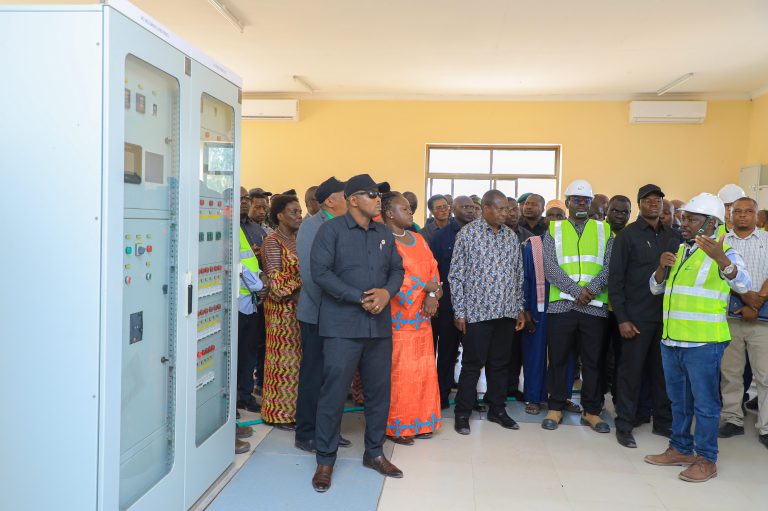 MAKAMU WA RAIS AKAGUA MRADI WA UMEME AKIWA ZIARANI KIGOMA