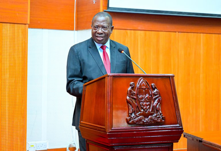 MAKAMU WA RAIS AZUNGUMZA NA WATUMISHI WA OMR