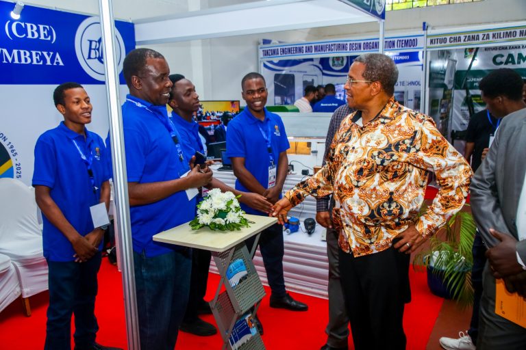 RAIS MSTAAFU DKT. JAKAYA KIKWETE ATEMBELEA BANDA LA CHUO CHA BIASHARA  CBE