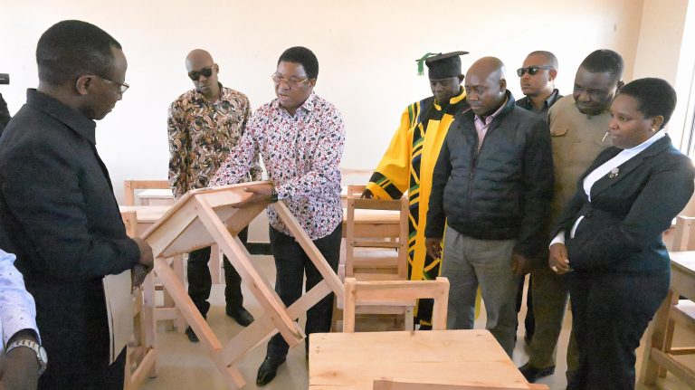 WAZIRI MKUU AWEKA JIWE LA MSINGI LA UJENZI WA SHULE YA SEKONDARI YA WASICHANA IRAMBA