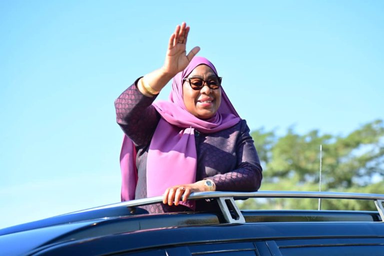 RAIS SAMIA AKISALIMIANA NA WANANCHI BAADA YA KUWASILI MPAMDA KATAVI