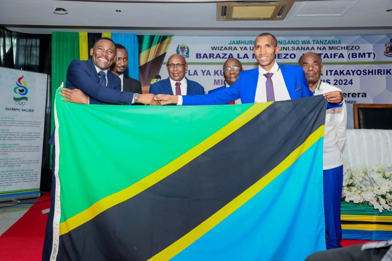 KATIBU MKUU WIZARA YA UTAMASUNI NA MICHEZO AKABIDHI BENDERA KWA TIMU YA TAIFA