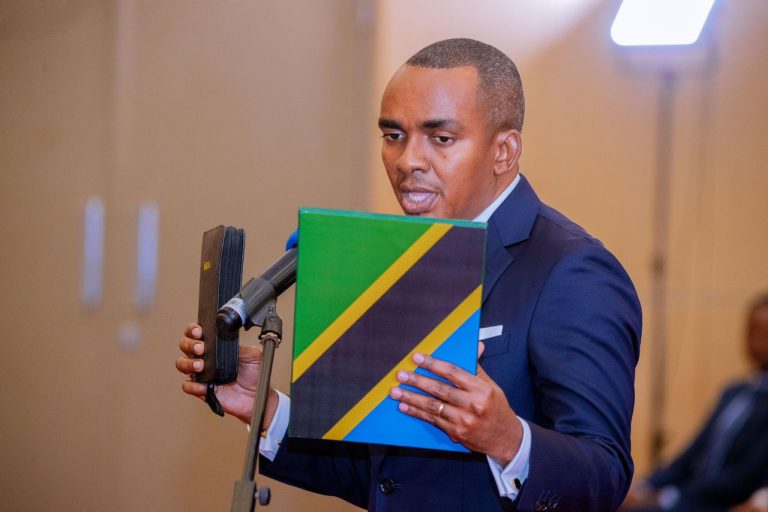 RAIS SAMIA AWAAPISHA VIONGOZI MBALIMBALI IKULU DAR ES SALAAM