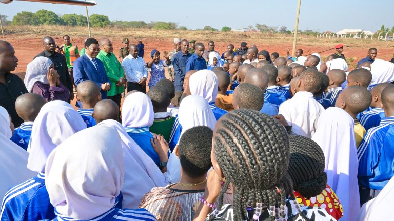 WAZIRI MKUU AKIZUBGUMZA NA WANAFUNZI WA SHULE YA MASINGI NDANDA NA NACHINGWEA
