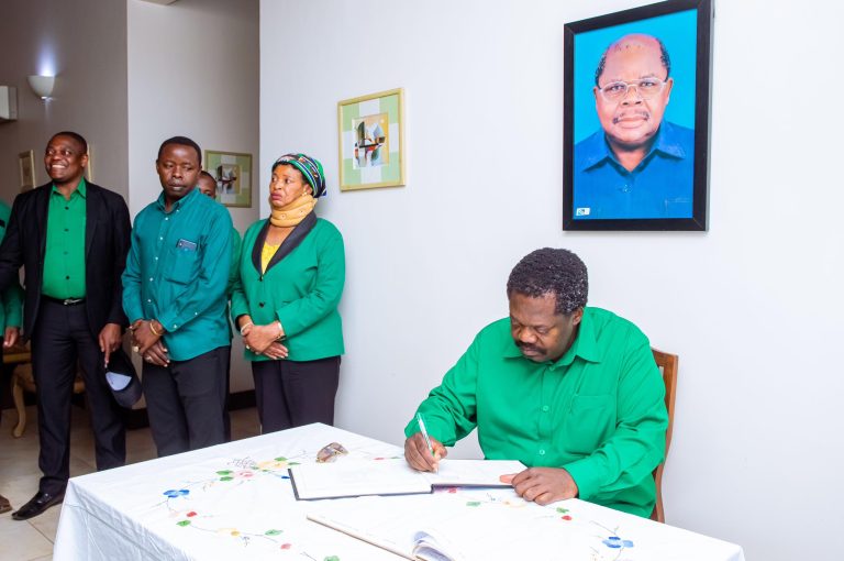 KATIBU MKUU DKT NCHIMBI AZURU KABURI LA MKAPA CCM YATOA MILIONI KUENDELEZA MAJENGO YA SHULE LUPASO