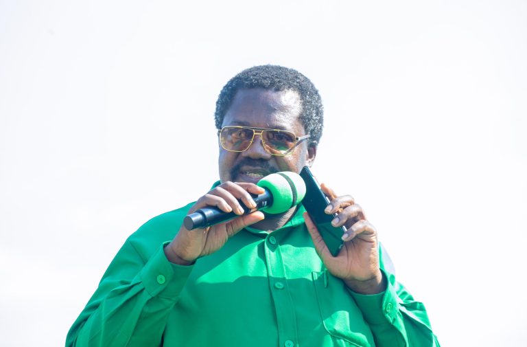 BALOZI NCHIMBI ASIMAMISHWA NDANDA, AMPIGIA SIMU WAZIRI TAMISEMI, NAE APOKEA MAELEKEZO UJENZI WA KITUO CHA AFYA.