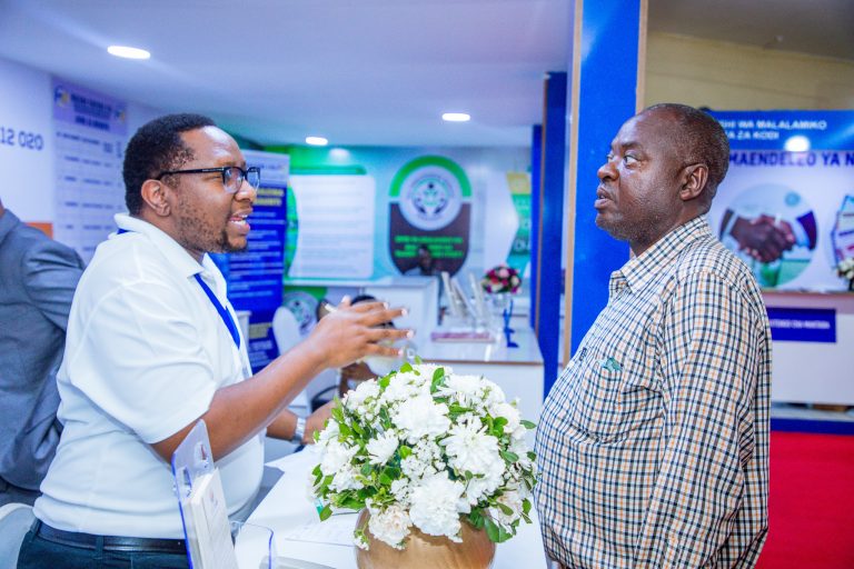 WANANCHI MBALIMBALI WATEMBELEA BANDA LA WIZARA YA FEDHA – SABASABA 2024
